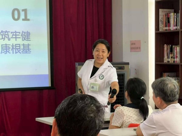 互盈在线 党建牵线中医服务，温暖西丽社区空巢老人